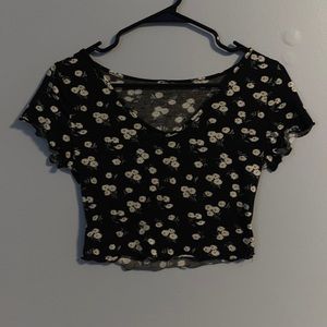 Black and white floral crop top size small lettuce trim from Aeropostale